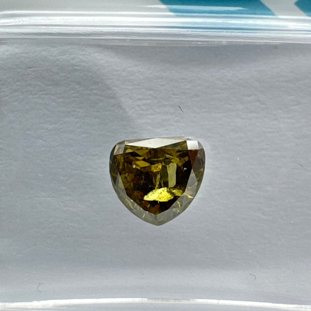Zonder minimumprijs - 1 pcs Diamant (Natuurlijk gekleurd) - 0.66 ct - Peer - Fancy deep Groenachtig Geel - P2 - International Gemological Institute (IGI) #1.0
