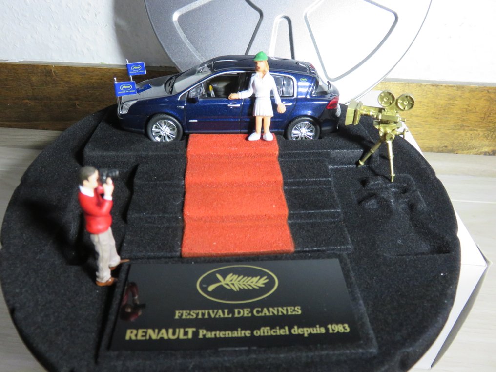 Norev 1:43 - Model sedan (4) - Coffret Renault partenaire officiel du Festival de Cannes Vel Satis édition limitée 2007 - Packaged in a cinema reel box with 2 figurines and a scale camera. #2.1