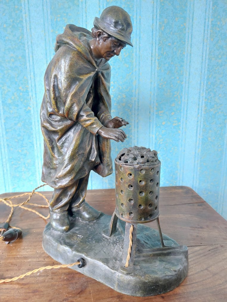 Aristide de Ranieri (1865 - 1954) - Statue, Un homme en veste d'huile se réchauffe près d'un panier à feu. - 38 cm - Spelter #3.2
