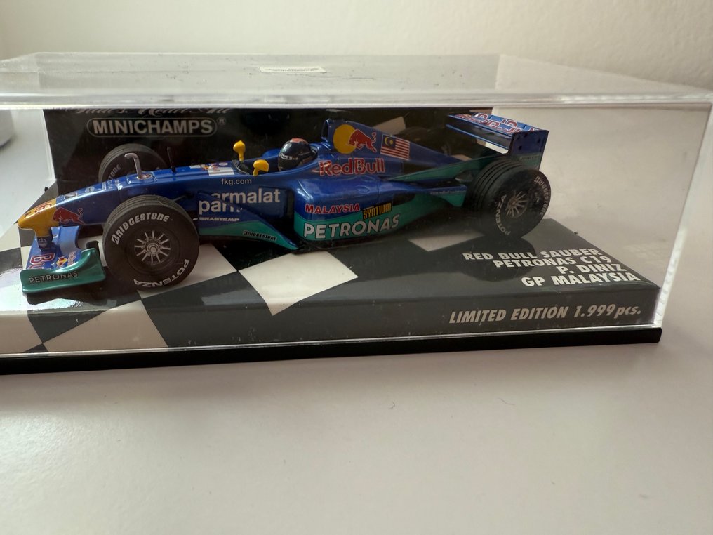 Minichamps 1:43 - Voiture miniature - Red Bull Sauber Petronas C19 P. Diniz GP Malaysia - Issue d'une collection privée, toujours exposée dans une armoire fermée. • Aucun pièce cassée ou #3.2