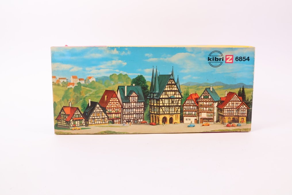 Kibri Z - 6854 - Ensemble de construction de trains miniatures (1) - Kit de construction composé de huit maisons à colombages. #1.0
