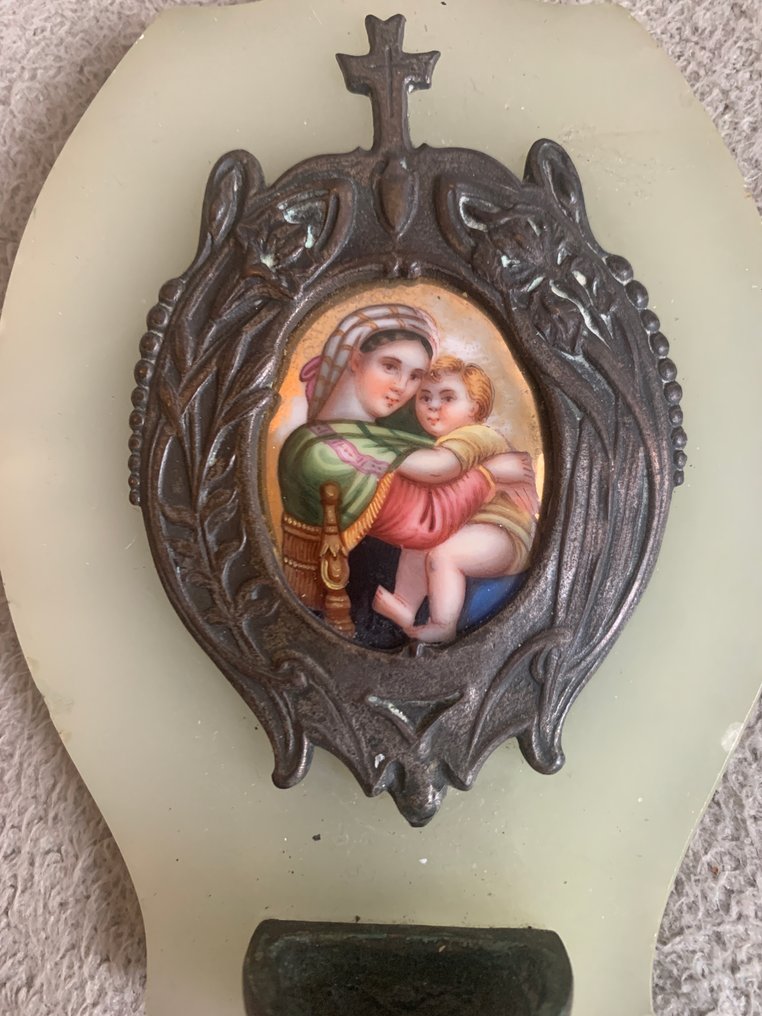 Immagine digitale di un lavabo in marmo e ottone con un contenitore per l'acqua benedetta. - Marmo, Rame, Smalto - 1940-1950 - Maria ha incontrato un tipo gentile. #2.1