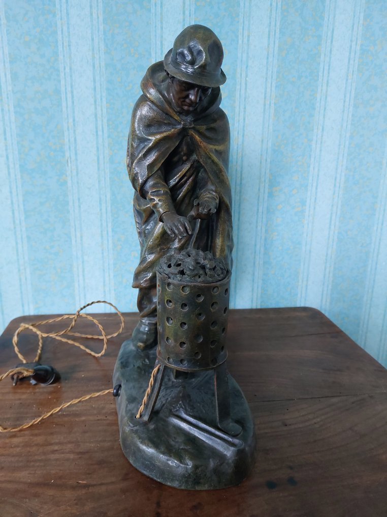 Aristide de Ranieri (1865 - 1954) - Statue, Un homme en veste d'huile se réchauffe près d'un panier à feu. - 38 cm - Spelter #2.1
