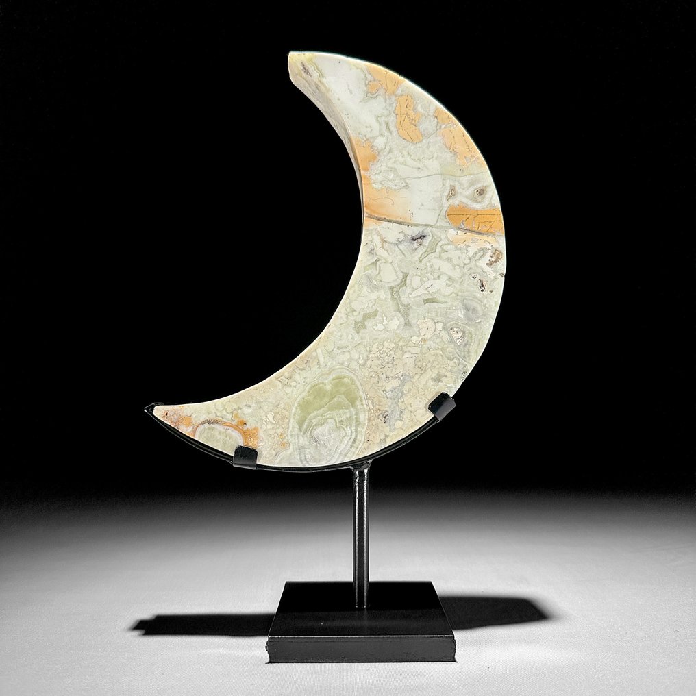 NO RESERVE PRICE - A Beautiful Onyx Crescent Moon-Shaped on a custom stand - Height: 28.7 cm - Width: 18 cm- 1800 g - (1) #2.1