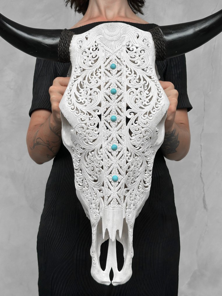 NO RESERVE PRICE - Large White Carved Bull Skull - Ketimun Lotus Motif with Turquoise Stone- Carved skull - Bos Taurus - 57 cm - 55 cm - 24 cm- Non-CITES species -  (1) #1.0