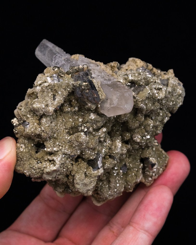 Freccia di cristallo di quarzo su una matrice di muscovite, arsenopirite e siderite - Altezza: 6.1 cm - Larghezza: 8.3 cm- 240 g - (1) #3.2