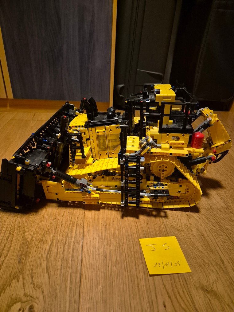 Lego Set - 42131 - Technic - D11 Bulldozer #1.0