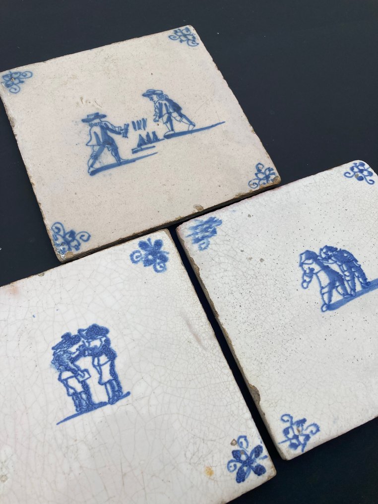  Πλακάκι - Αρχαίες Δελφικές μπλε πλακέτες με παιχνίδια για παιδιά, συμπεριλαμβανομένου του κουταλιού. - 1700-1750  #1.0