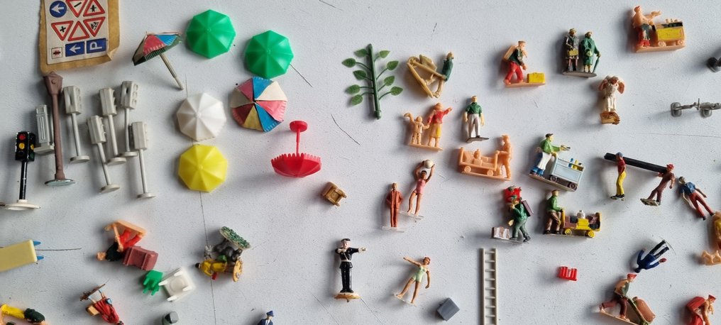 Preiser, Heki, Faller, Busch H0 - Paisagens de modelismo ferroviário (100) - Pacote 100+ com figuras, incluindo várias barracas de mercado, escala H0, em bom estado, sem #2.1
