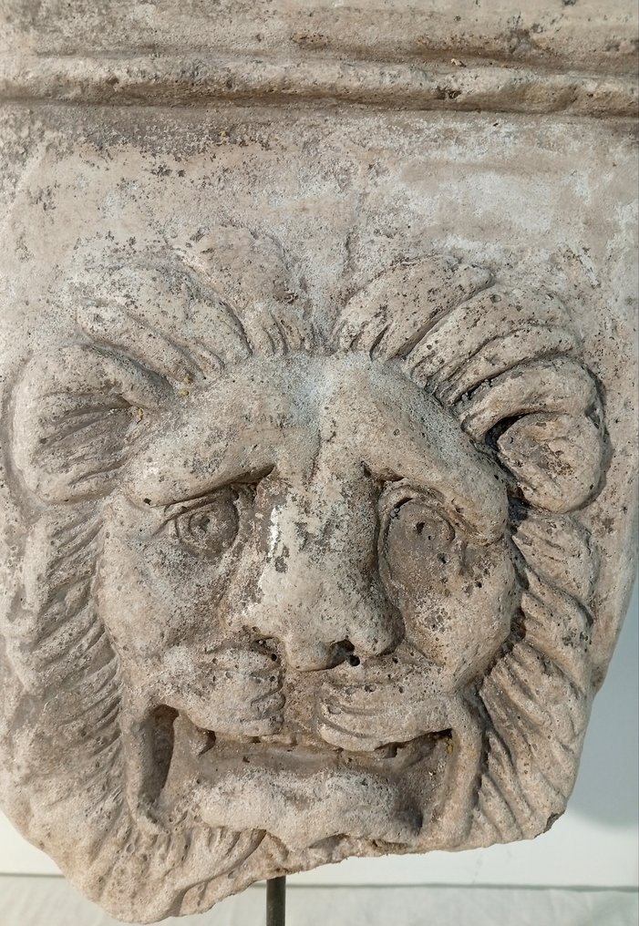 Statuetta - Frammento di pilastro con rilievo di leone romano #3.2