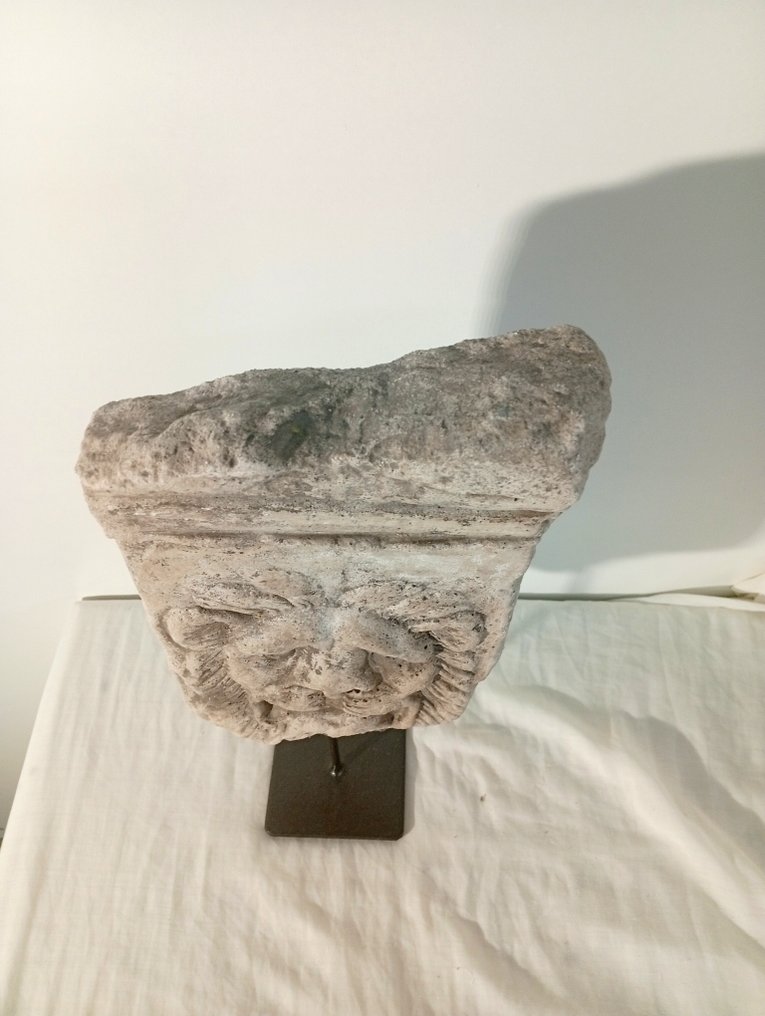 Statuetta - Frammento di pilastro con rilievo di leone romano #4.3