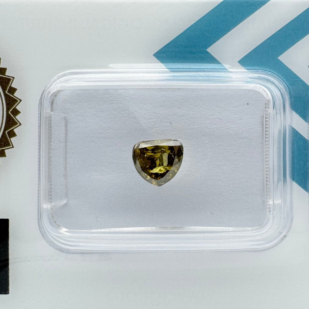 Zonder minimumprijs - 1 pcs Diamant (Natuurlijk gekleurd) - 0.66 ct - Peer - Fancy deep Groenachtig Geel - P2 - International Gemological Institute (IGI) #3.2
