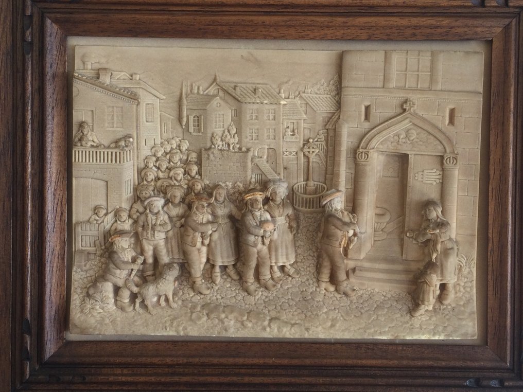 Processie naar de Kerk in een Frans dorpje - Relief, minutieus gedetailleerd - 33.5 cm - Mineral salt stone sculpture set in a framed list. - 1895 #3.2