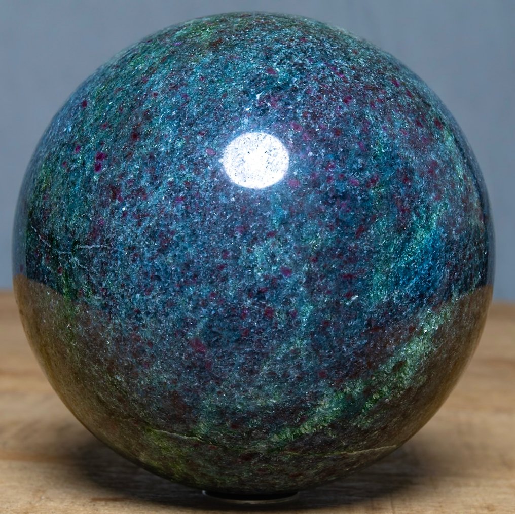Rubin a Kyanite minőségi gömbben Kristály - Magasság: 10.3 cm - Szélesség: 10.3 cm- 1955 g #1.0
