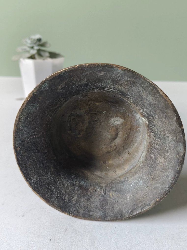 Sculptură, Classical-style sculpture of a figure playing a musical instrument, with a bronze-like finish. - 12 cm - Cupru #4.3