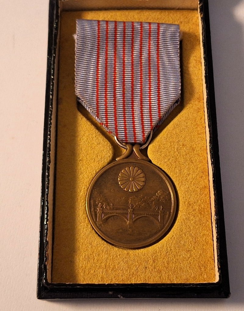 日本 - 奖章 - Japanese Imperial 1940 Foundation medal in bronze with original silk ribbon and box with silver #2.1