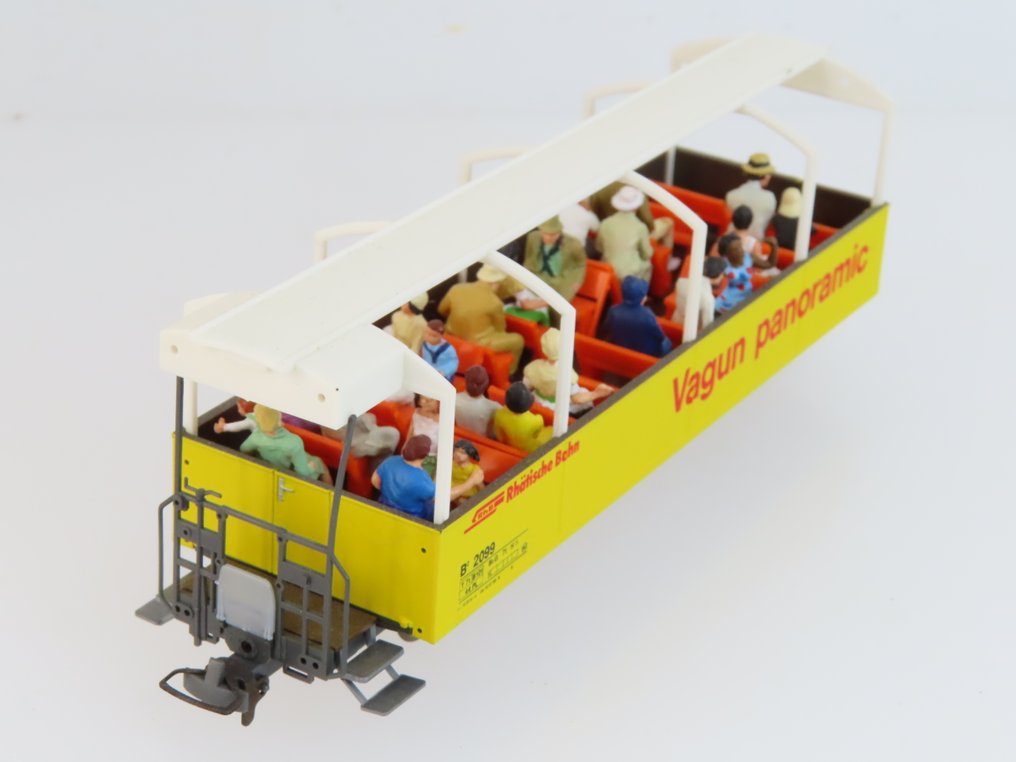 Bemo H0m - 3280 109 - Modellbahn-Personenwagen (1) - Zweiachsiger Aussichtswagen (Panoramarijtuig) mit Passagieren. - RhB #3.2