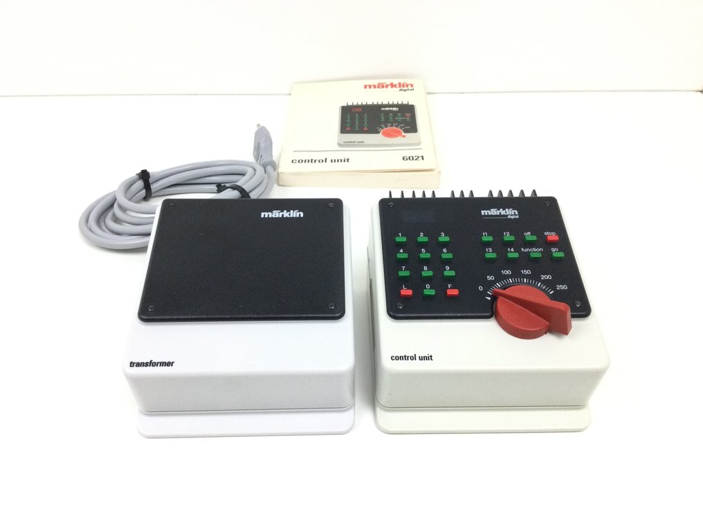 Märklin H0 - 6002/6021 - Unidade de controlo digital (2) - Unidade de controle digital e um transformador de 52VA #1.0