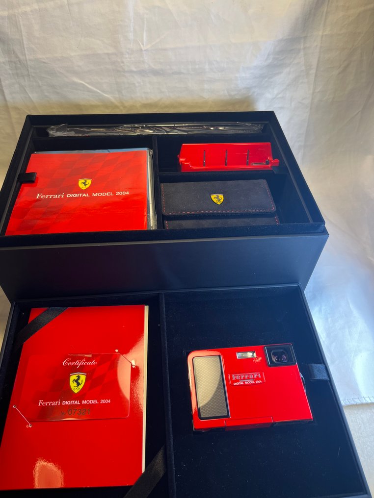 Olympus Ferrari digital model 2004 , mint in doos Digitale Kompaktkamera #1.0
