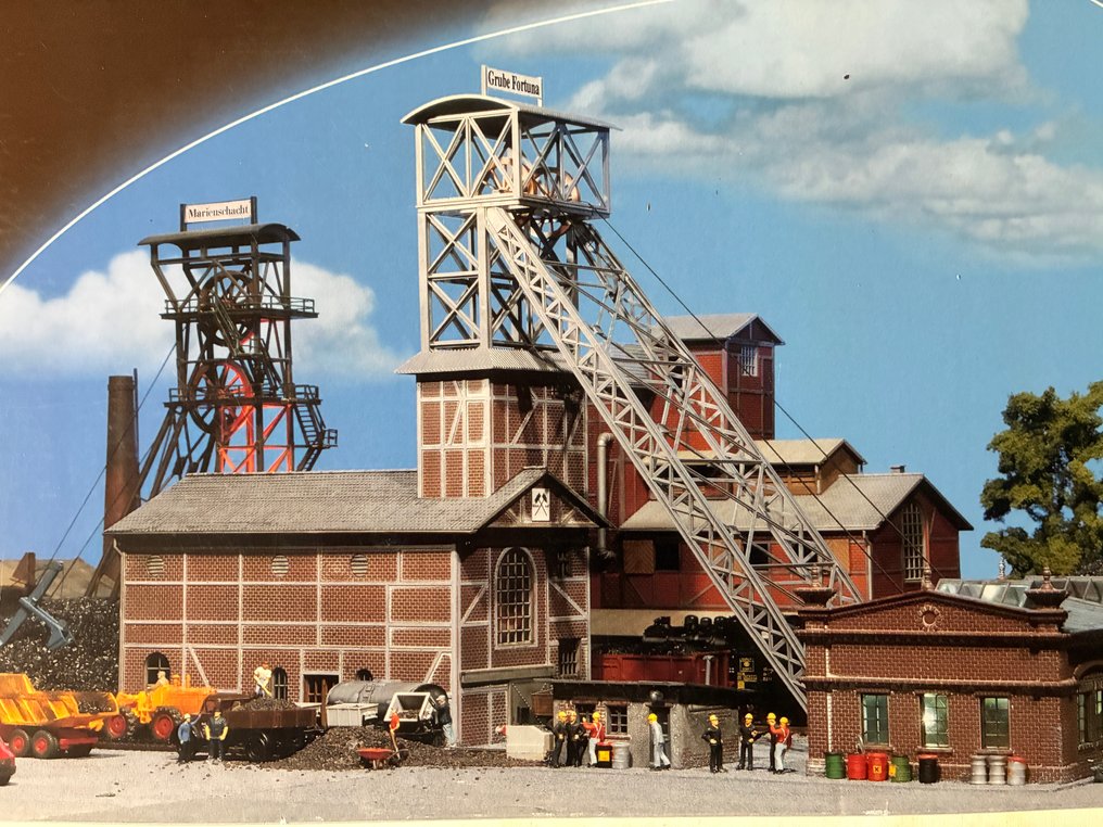 Faller H0 - 130944 - Modellvonat terepasztal (290) - Név a dobozon: GRUBE "FORTUNA". Megadott méretek: 520 x 200 x 310 mm. Tartalmaz utasítást és #2.1