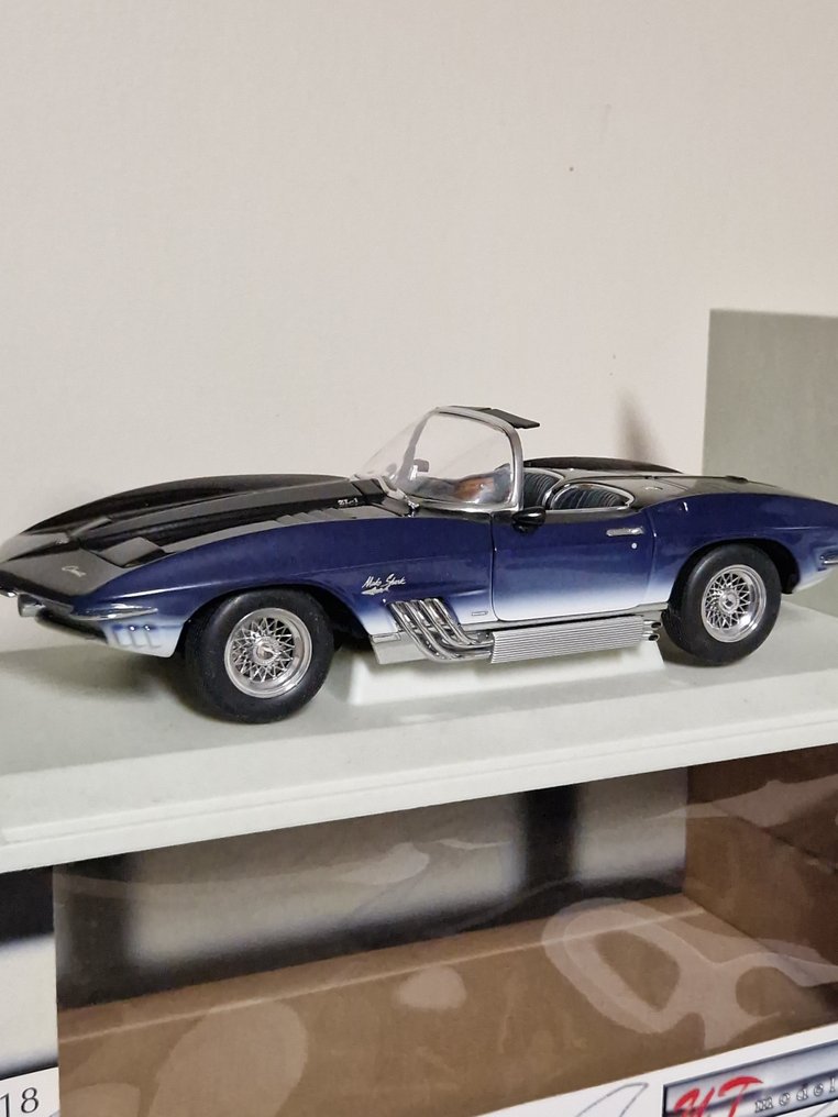 UT 1:18 - Modell autó - CHEVROLET - Corvette #1.0