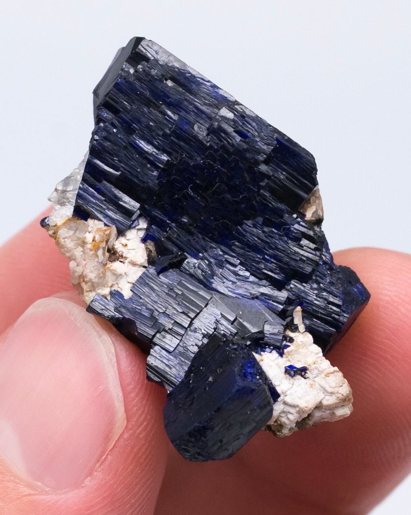 ΗΛΕΚΤΡΙΚΟ ΜΠΛΕ ΚΡΥΣΤΑΛΛΟ ΑΖΟΥΡΙΤΗ με κομμάτια μήτρας - Ύψος: 3.1 cm - Πλάτος: 2.6 cm- 13 g - (1) #2.1