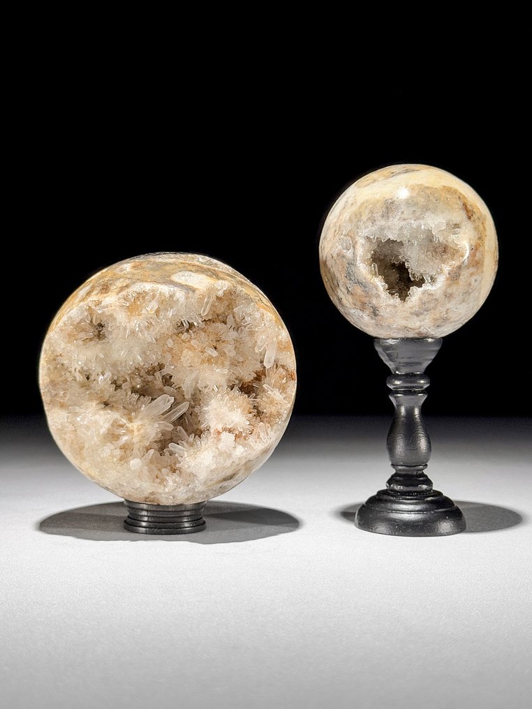 Χωρίς ελάχιστη τιμή - Υπέροχο ζευγάρι κρυστάλλινων χαλαζιών Σφαίρες σε προσαρμοσμένες βάσεις. - Ύψος: 11.5 cm - Πλάτος: 10 cm- 2000 g - (2) #1.0
