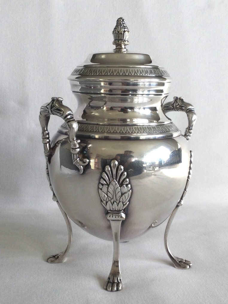 Elegante antieke verzilverde suikerpot met sierlijke Empirische rocaille versieringen - Sugar pot - Sleek model and is elevated on four elegant legs. #1.0