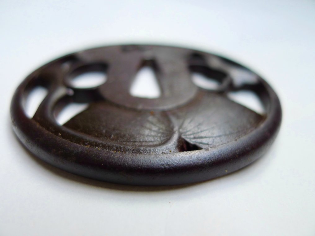 美丽的透雕青葵叶签名越前住記内作铁剑镡 - 日本 #3.2