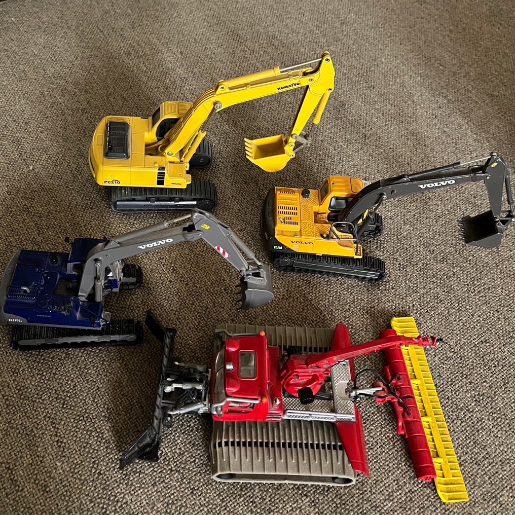 1:50 - Modelmachines (4) - Volvo EC210; Komatsu PC210; PistenBully sneeuwschuiver #1.0