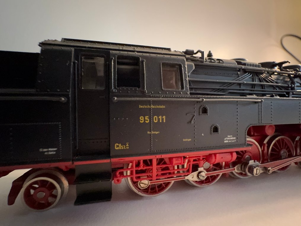 Fleischmann H0 - Locomotora eléctrica (1) - BR 95 Modelo en excelentes condiciones estéticas, numeración lateral y frontal visible: 95 011. - DR (DRB) #1.0