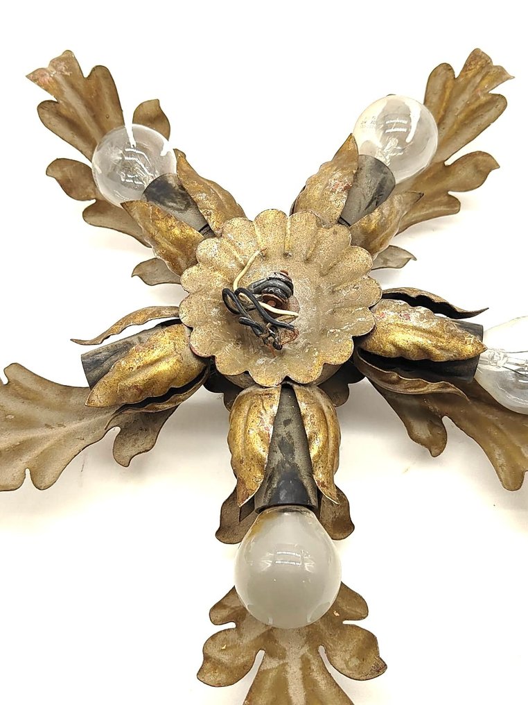 Πολυέλαιος - Μέταλλο - Χρυσός πολυέλαιος πέντε φώτων από μέταλλο, attributed to Banci, με λεπτομέρειες σε σχήμα φύλλων. #1.0