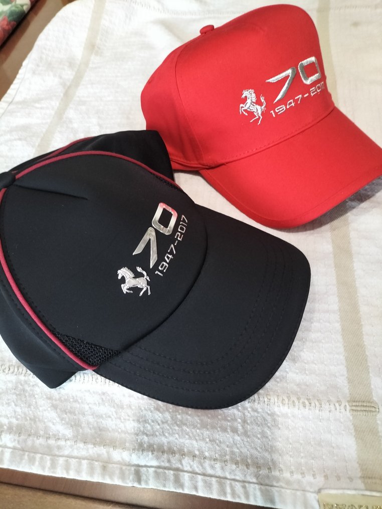Ferrari - 2017 - Coppia di berretti 70 anni  #1.0