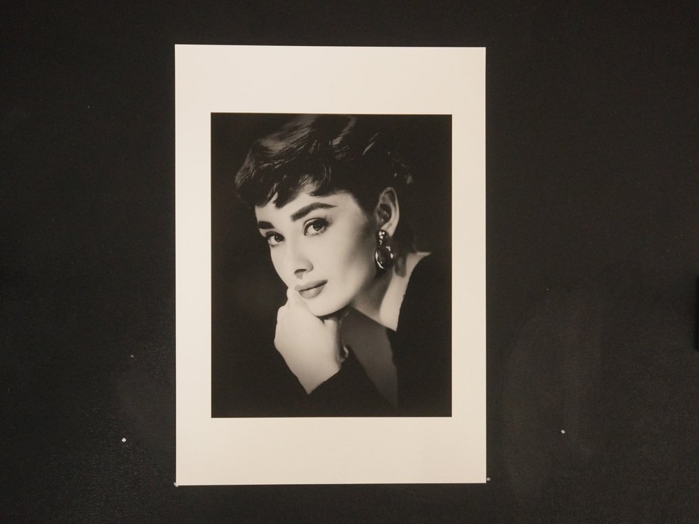 Audrey Hepburn - Iconic Legend - Fine Art Photographie - XL 42x30 cm - Limited Edition  - Gallery Stamp & Curator Signature - Collector - No Reserve #1.0