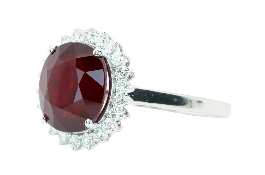 Ring - 14 kt. White gold, Intense Red (No Heat) -  5.02ct. tw. Ruby - Diamond - 0.22ct - VS #1.0