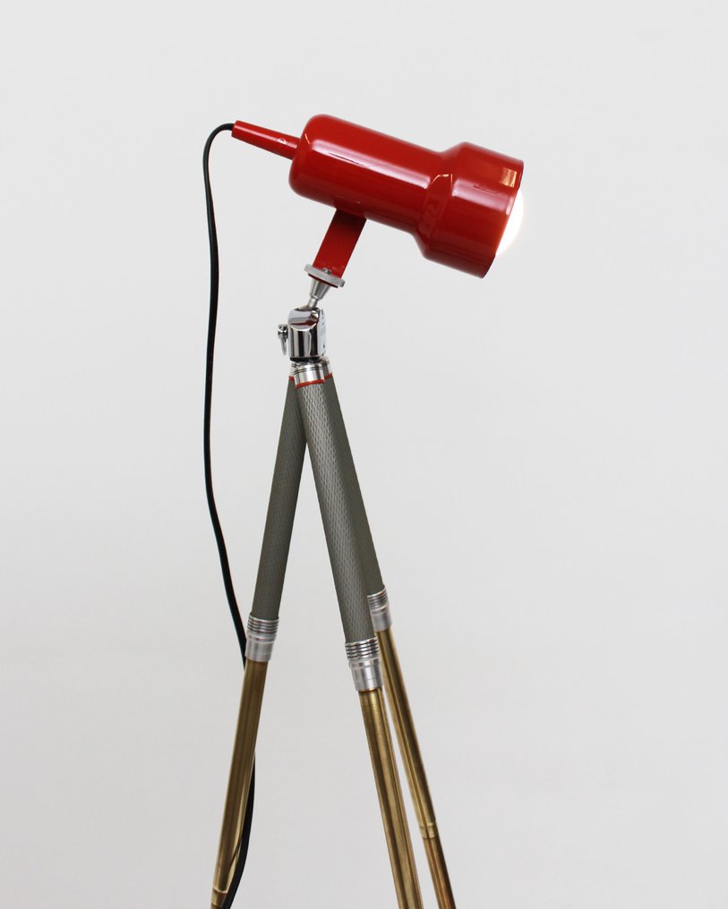 21neun - Candeeiro de pé com tripé - Metal, Alumínio, Cromado - Luminária de design upcycling #2.1