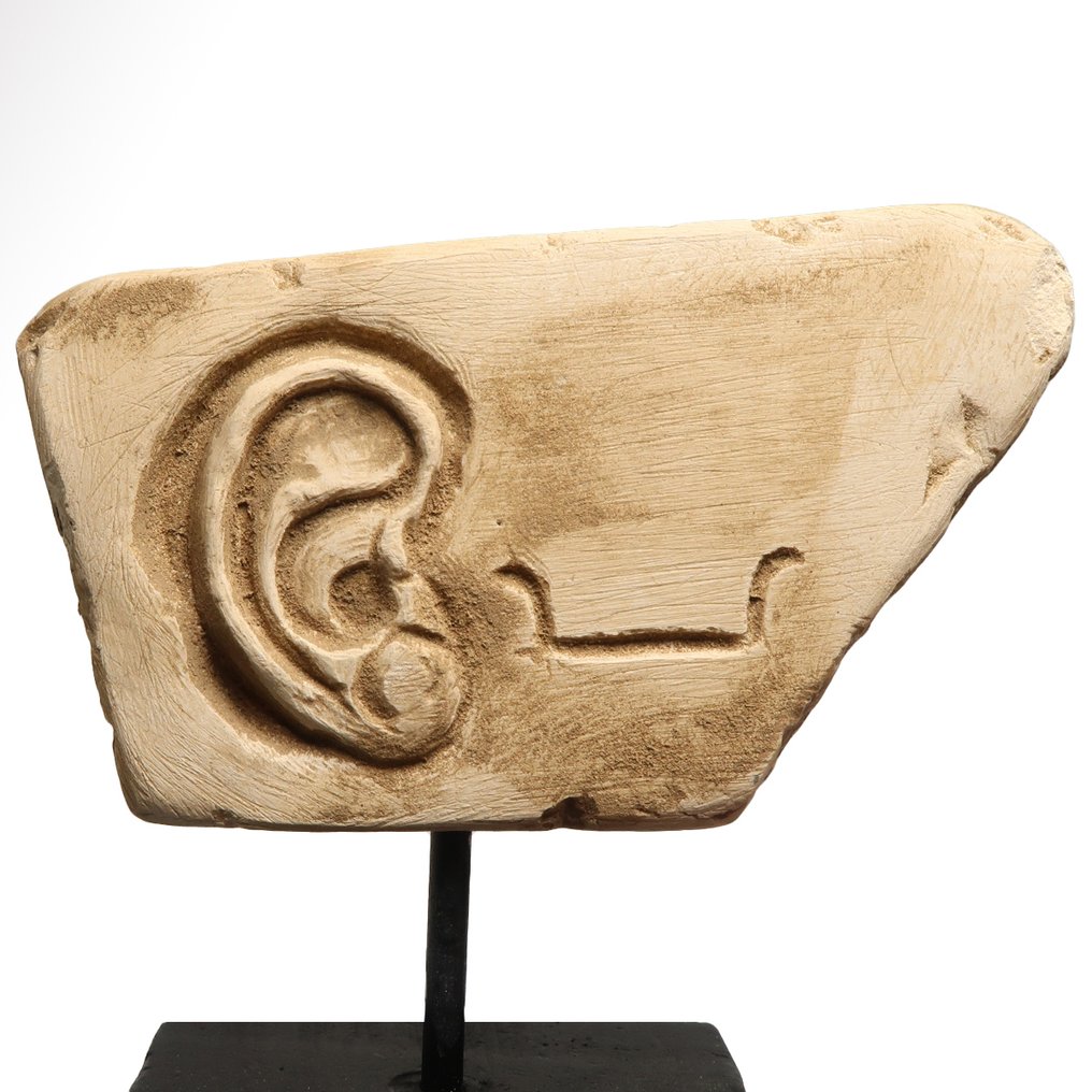 Muinainen Egypti, Uusi kuningaskunta Limestone Koekappaleen relief-fragmentti korvalla #1.0