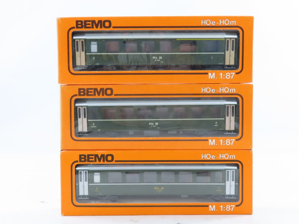 Bemo H0m - 3054/3055/3056 - Model train passenger carriage (3) - 3x 4-axle express train carriages, first/second and second class. - RhB #3.2