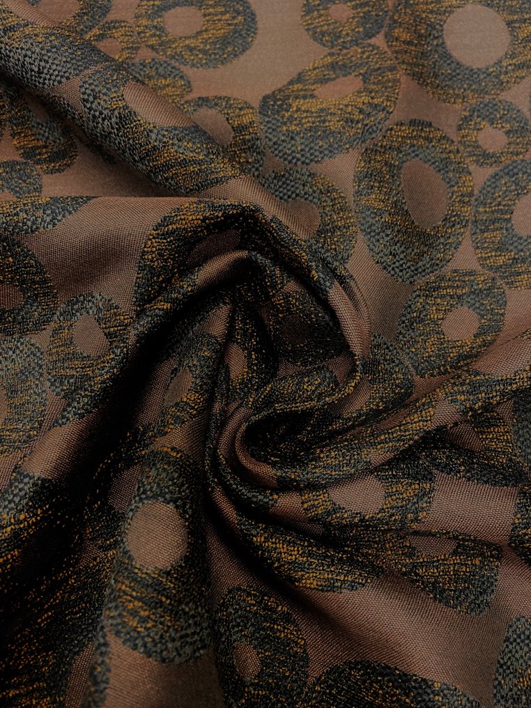 Εξαιρετικό ύφασμα με καμπυλωτά σχέδια και καφέ φόντο σοκολάτας. - Ύφασμα ταπετσαρίας  - 410 cm - 140 cm #1.0