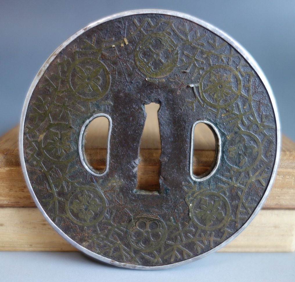 Ασημένιο σήμα οικογένειας Kamon με Fukurin. - Σίδερο (χυτό / σφυρήλατο) - Ιαπωνία - Τέλη της περιόδου Edo #2.1