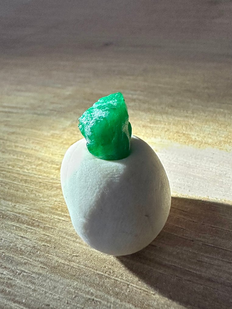 Emerald Rough. 5,80 Cts. Top Green Huge Emerald Crystal. %100 Special Piece! - Height: 11 mm - Width: 8 mm- 1.16 g #2.1