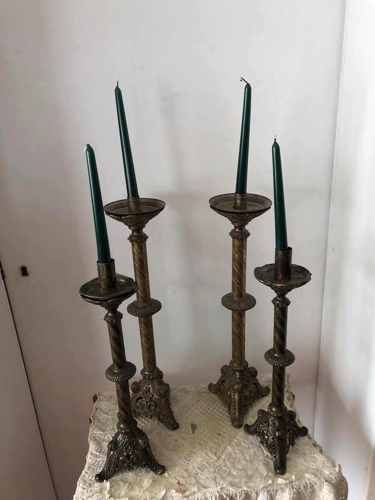 Candeliere (4) - Bronzo, Due coppie di candelieri metà 800 arte sacra in stile gotico in bronzo di misure diverse, due alti e - Due Coppia di candelieri #1.0