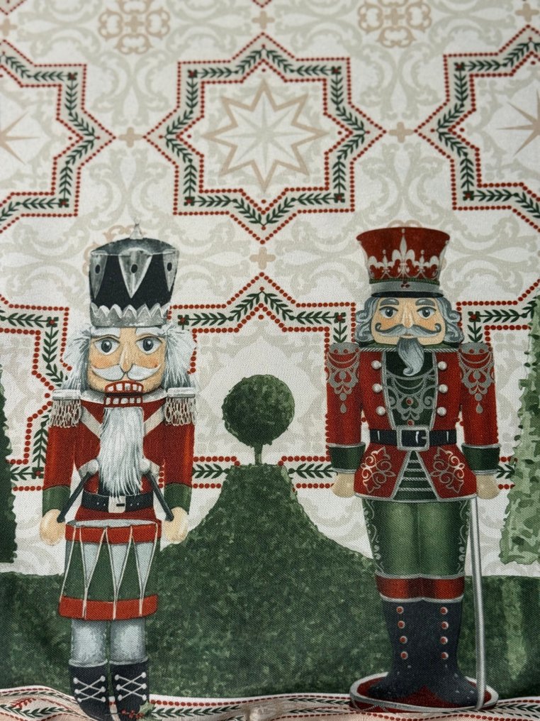 Elegancki obrus na duże stoły tematyczne bożonarodzeniowe z motywem słynnego schiaccianoci. - Obrus - 2.4 m - 1.36 m #2.1