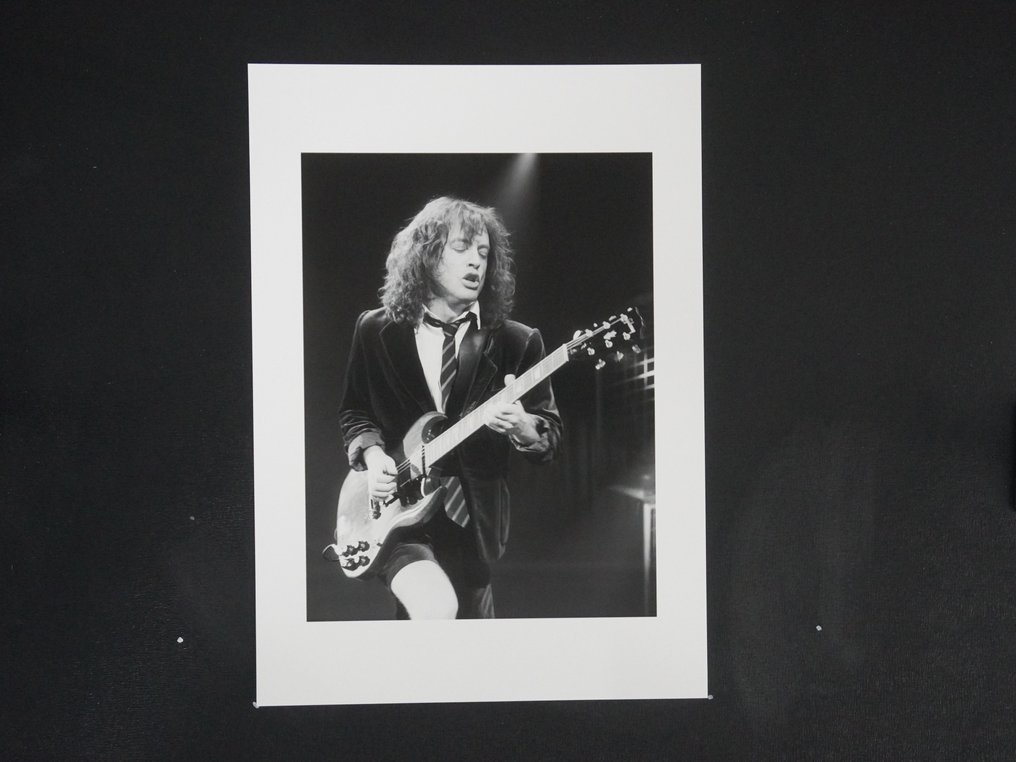 AC/DC's Angus Young - Fine Art Photographie - XL 42x30 cm - Limited Edition 02/20 - Gallery Stamp & Curator Signature - Collector - No Reserve #1.0