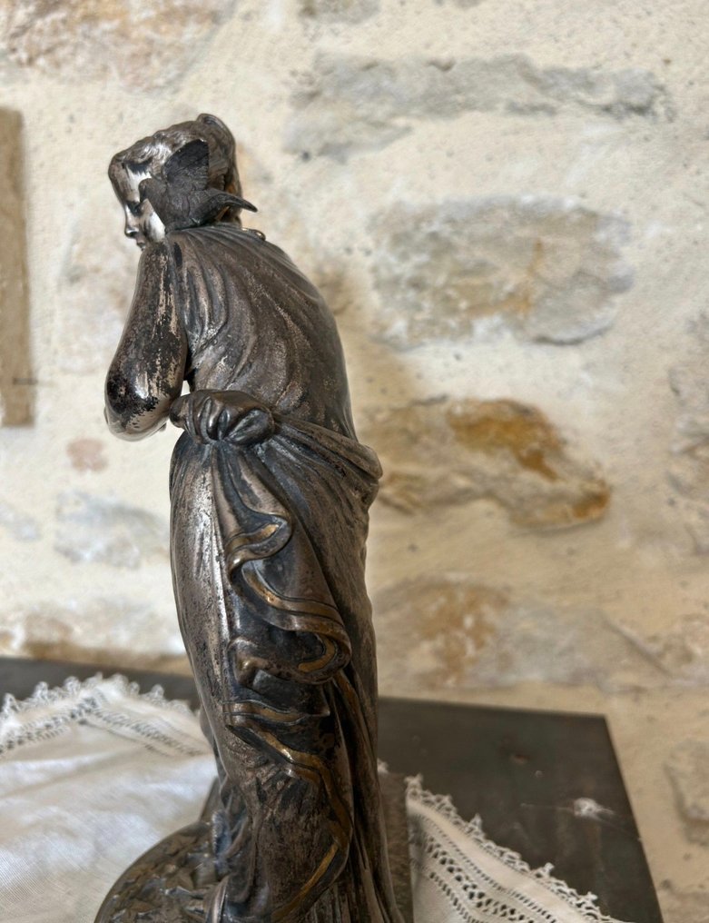 Antoine Pierre Aubert (1853-1912) - Statua, Jeune femme à la colombe, fin XIXe - 30 cm - Bronzo argentato #2.1