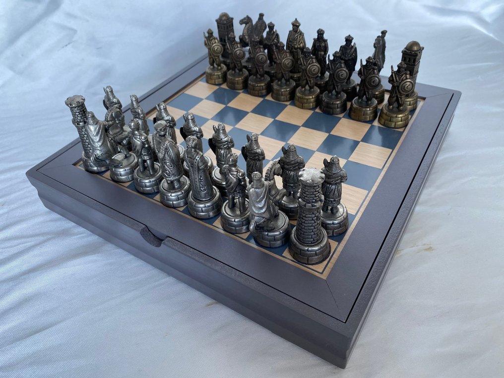 Shakkisarja - Vanhana pronssivalusta ja hopeapinnoitteella. #2.1