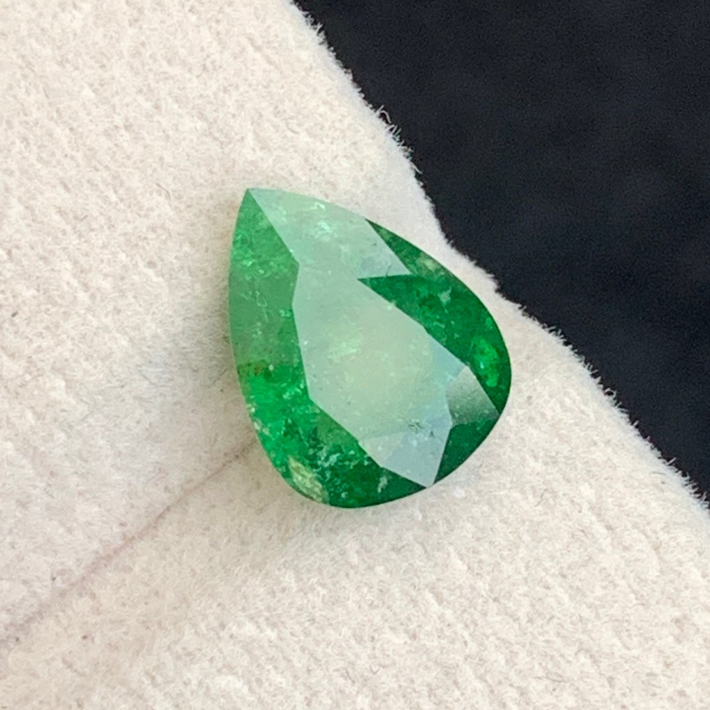 χωρίς τιμή ασφαλείας - 1 pcs  Πράσινο Γρανάτης, Τσαβορίτης  - 3.37 ct - Διεθνής Ένωση Έγχρωμων Πολύτιμων Λίθων (ICA GemLab) #3.2