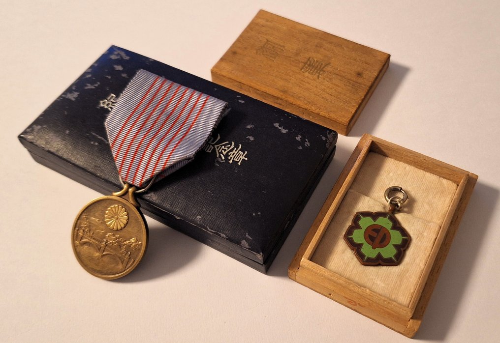 日本 - 奖章 - Japanese Imperial 1940 Foundation medal in bronze with original silk ribbon and box with silver #1.0