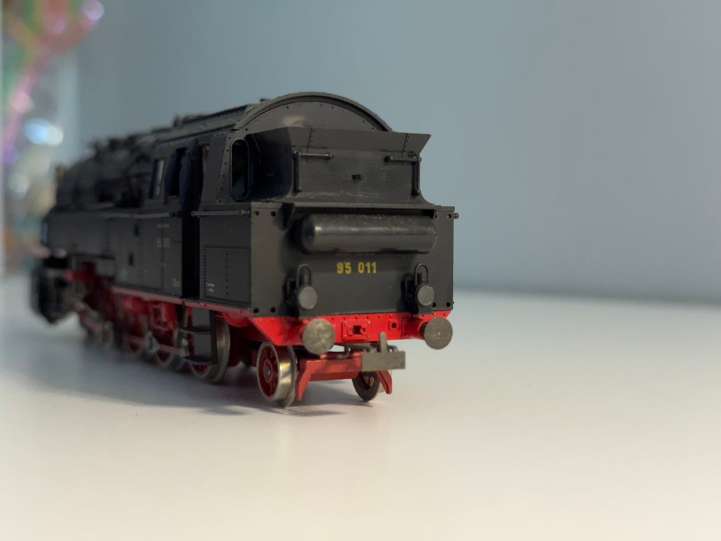 Fleischmann H0 - Locomotora eléctrica (1) - BR 95 Modelo en excelentes condiciones estéticas, numeración lateral y frontal visible: 95 011. - DR (DRB) #3.2