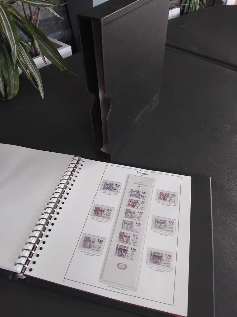 France 1979/1986 - Complete luxury new collection in Yvert Supra 22-ring album with blocks and booklets. - (dont Célébrités de 1985) // Cote Y&T & Accessoire en excellent état. #2.1